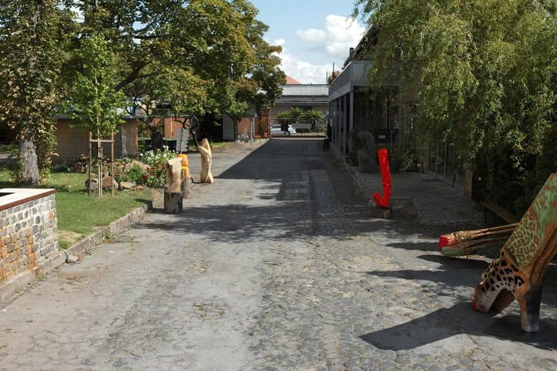 Der Weg zur Bar & Gallery im MONOPOL Leipzig mit Holzskulpturen