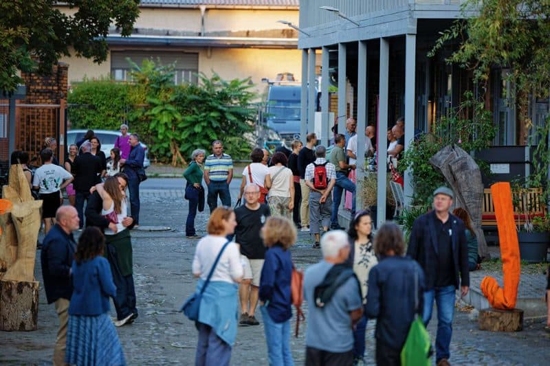 Besucher der Nacht der Kunst im Innenhof des MONOPOL Leipzig