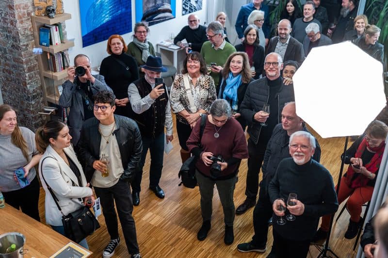 Gäste bei einer Vernissage in der Bar & Gallery