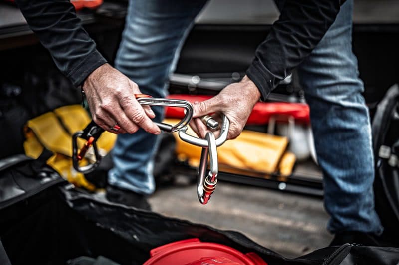 Karabiner werden vor dem Einsatz am Fahrzeug geprüft