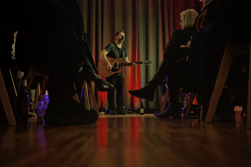 Nikrob Singer Songwriter bei The Malamute Bar & Gallery